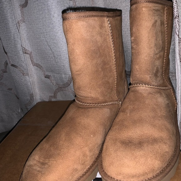 Like new Uggs. Kept in storage. No odor Size 8. Nice & comfy!! - Picture 5 of 10